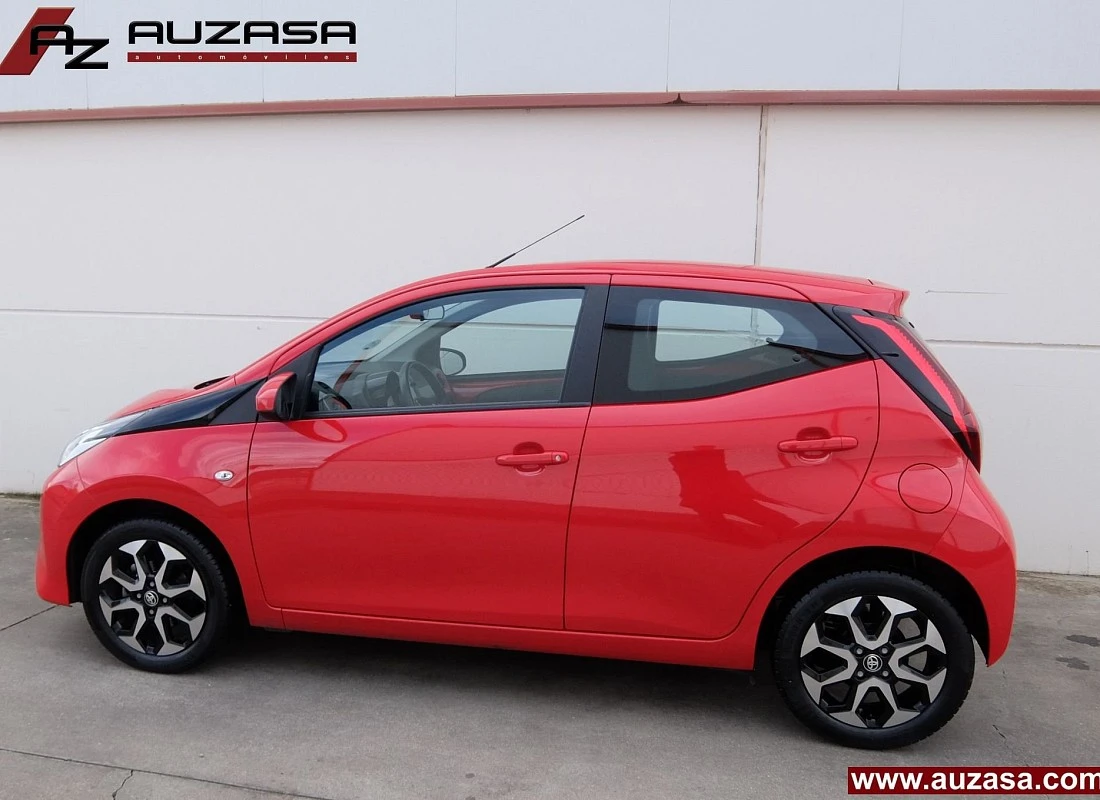 TOYOTA AYGO 10 70 -X-PLAY- 5 puertas