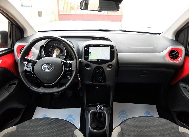TOYOTA AYGO 10 70 -X-PLAY- 5 puertas