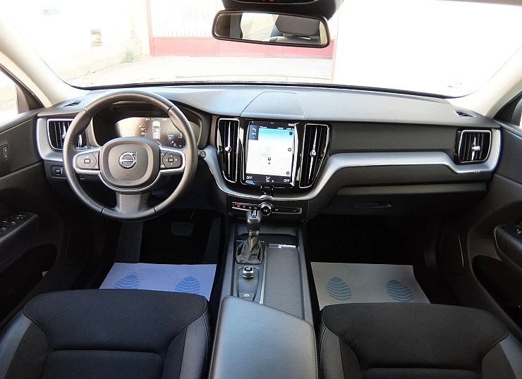 VOLVO XC60 D4 190 cv AUTO -MOMENTUM-