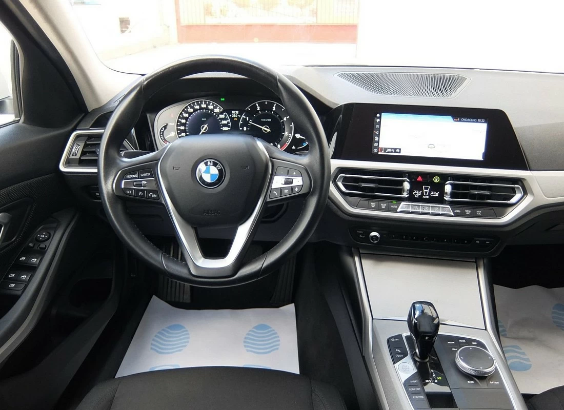 BMW 318D 150 cv AUTO - nuevo modelo + PAQ EXCLUISVE + CÁMARA + APARC AUTO