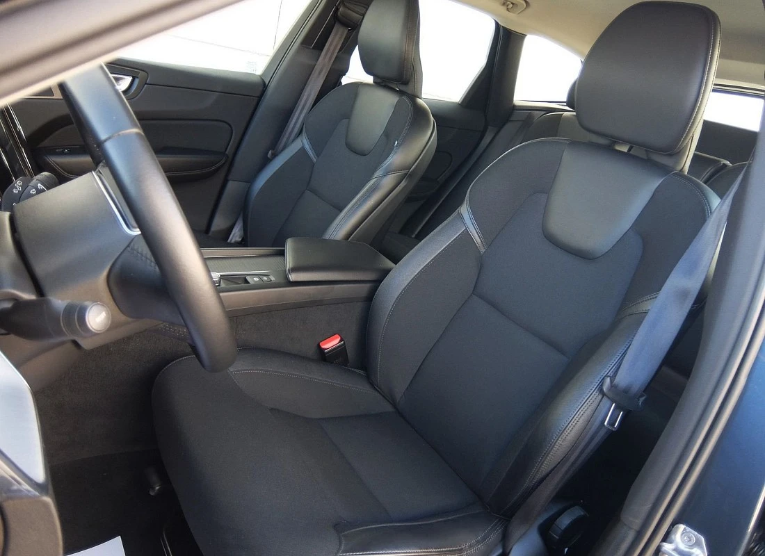 VOLVO XC60 D4 190 cv AUTO -MOMENTUM-