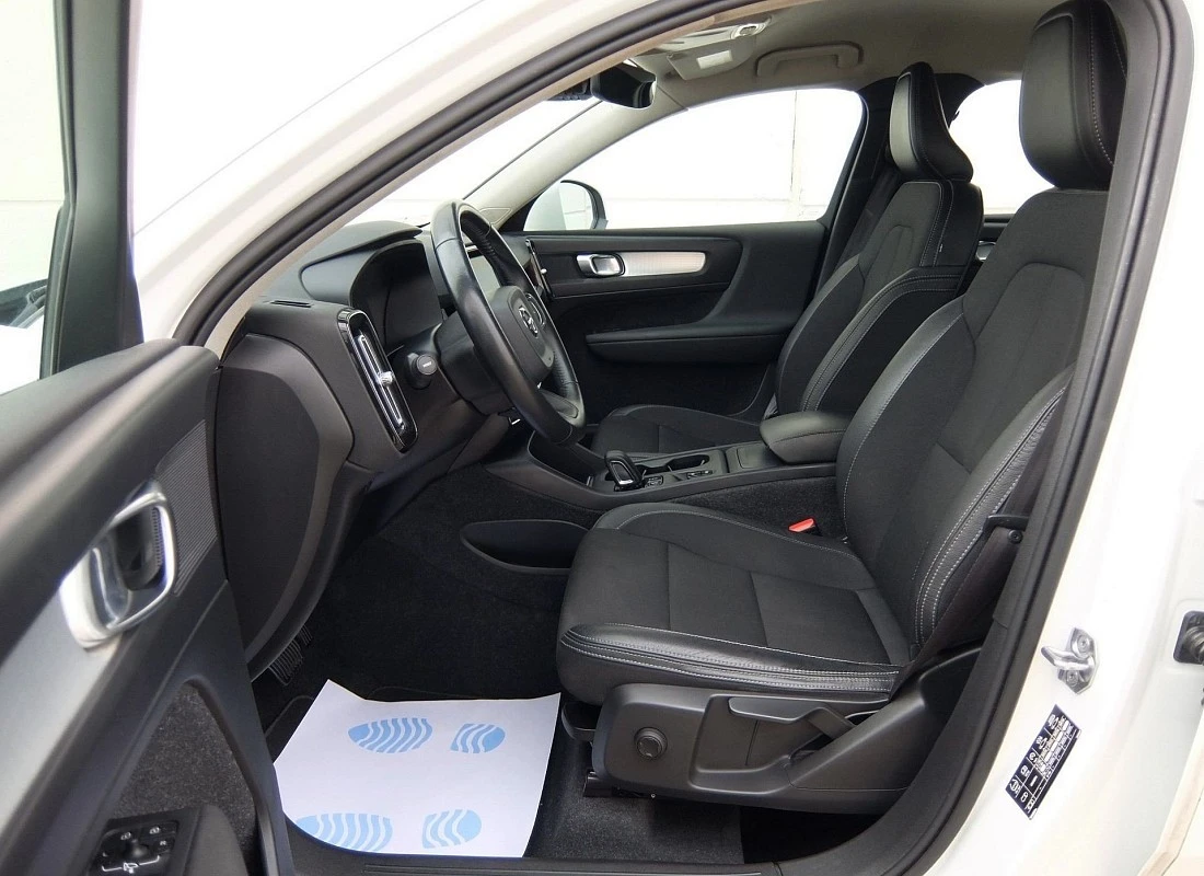 VOLVO XC40 T4 2.0 190 cv GEARTRONIC- AUTO -MOMENTUM-