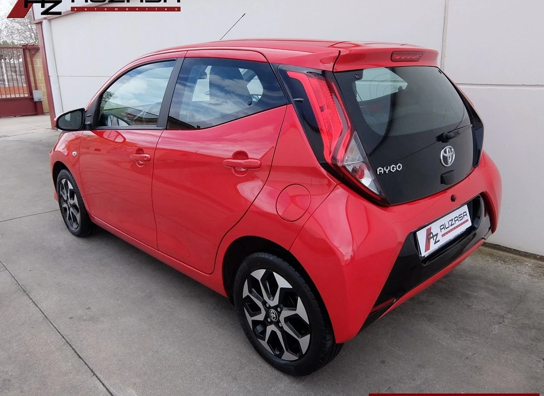 TOYOTA AYGO 10 70 -X-PLAY- 5 puertas