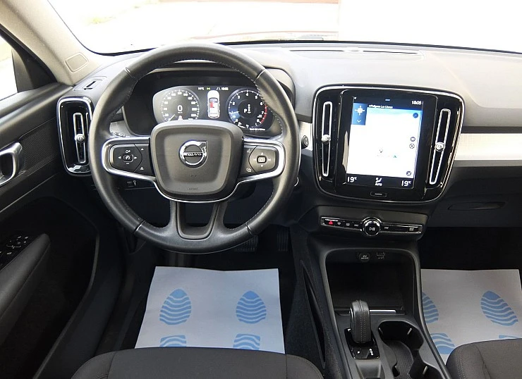 VOLVO XC40 T3 163 cv AUTO Momentum PRO