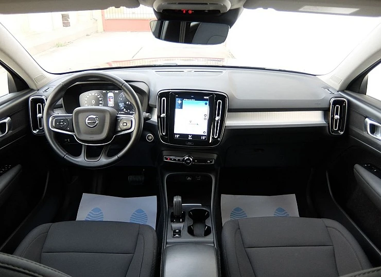 VOLVO XC40 T3 163 cv AUTO Momentum PRO