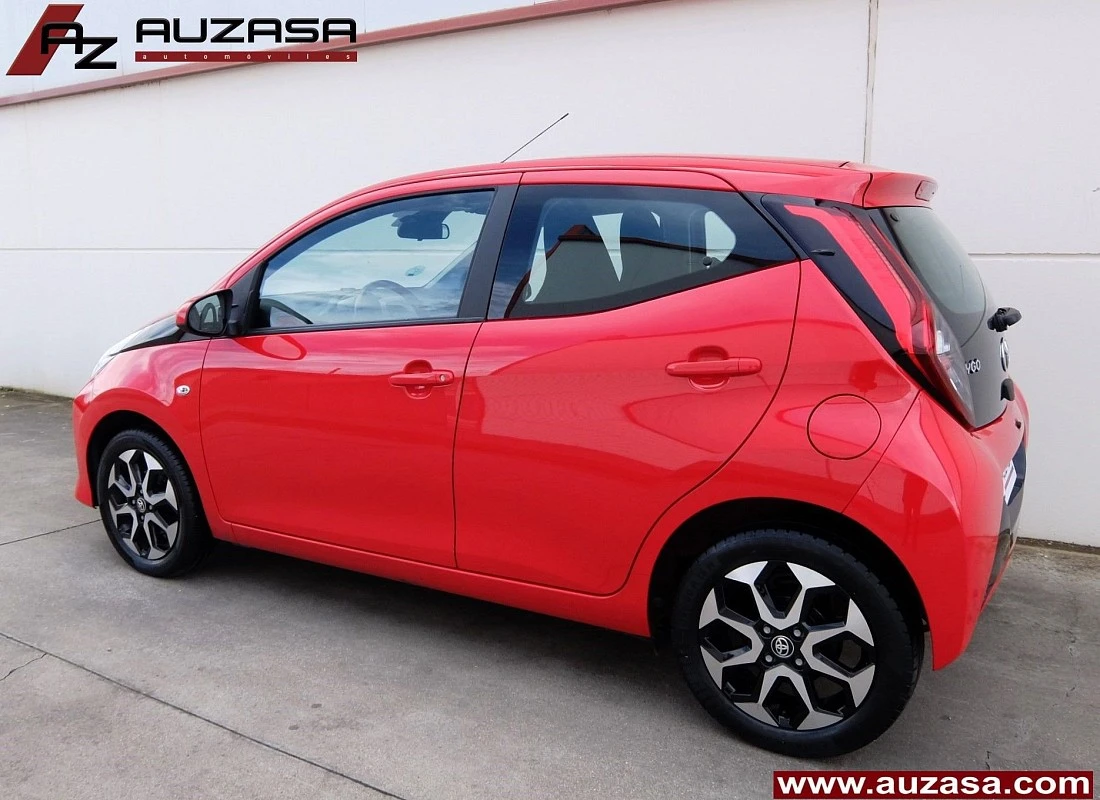 TOYOTA AYGO 10 70 -X-PLAY- 5 puertas