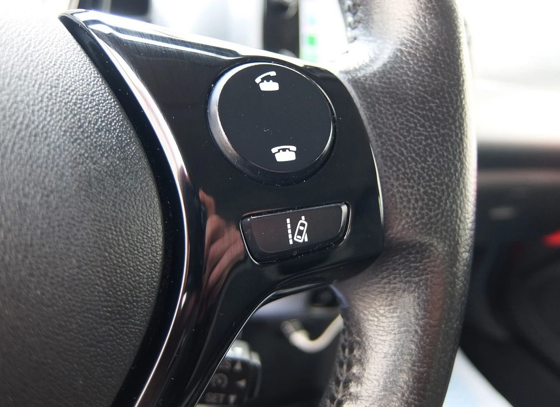 TOYOTA AYGO 10 70 -X-PLAY- 5 puertas