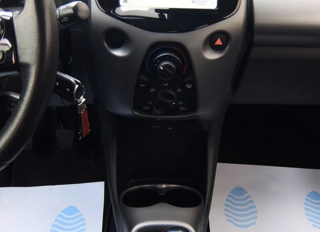 TOYOTA AYGO 10 70 -X-PLAY- 5 puertas
