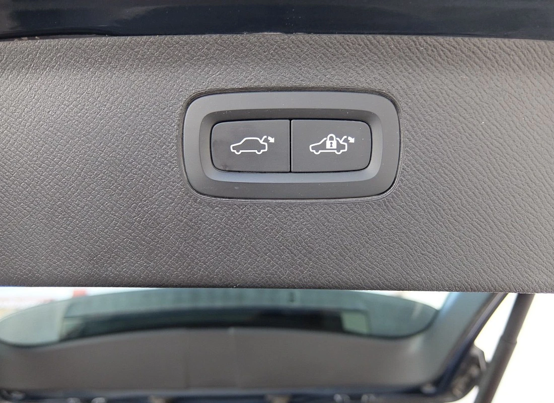 VOLVO XC90 B5 Diesel 235 cv AWD 4x4 AUTO -7 plazas MOMENTUM PRO + PACK SPORT VOLVO XC90 B5 Diesel 235 cv AWD 4x4 AUTO -7 plazas MOMENTUM PRO + PACK SPORT