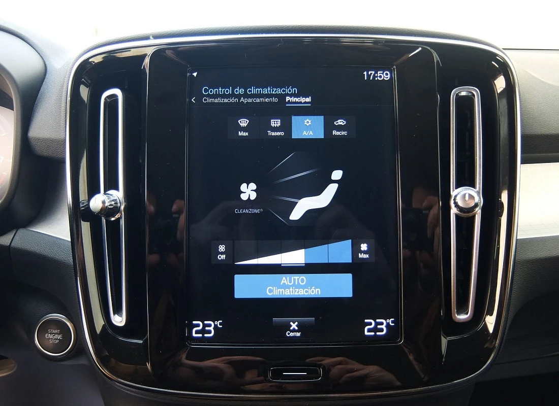 VOLVO XC40 T3 163 cv AUTO Momentum PRO