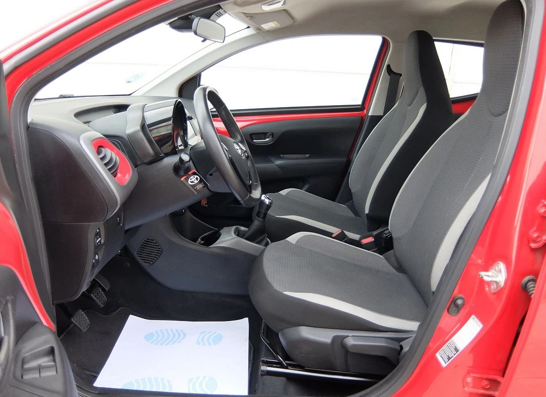 TOYOTA AYGO 10 70 -X-PLAY- 5 puertas