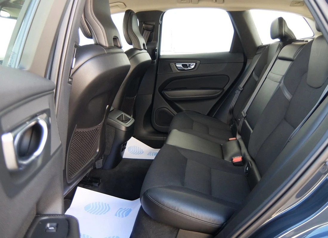 VOLVO XC60 D4 190 cv AUTO -MOMENTUM-