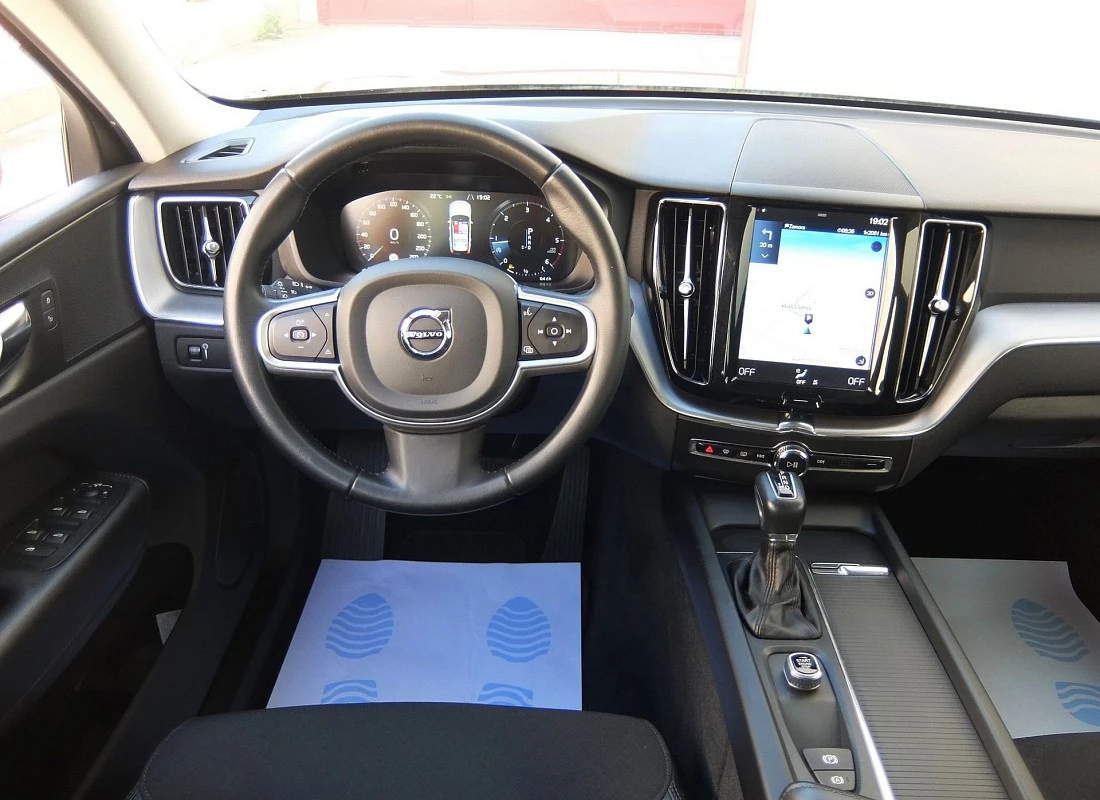 VOLVO XC60 D4 190 cv AUTO -MOMENTUM-