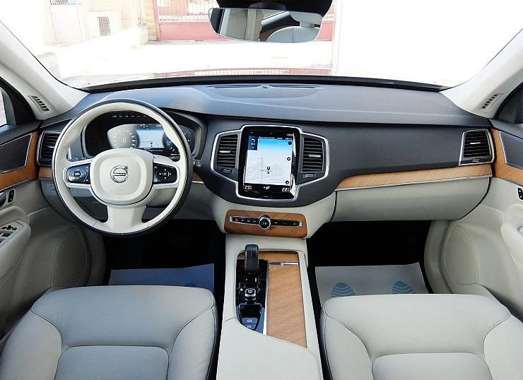 VOLVO XC90 B5 Diesel 235 cv AWD 4x4 AUTO -7 plazas MOMENTUM PRO + TECHO + BOLA ELÉCT