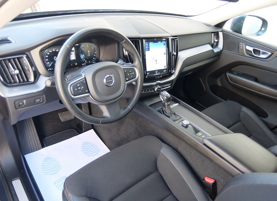 VOLVO XC60 D4 190 cv AUTO -MOMENTUM-
