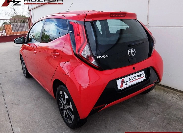 TOYOTA AYGO 10 70 -X-PLAY- 5 puertas