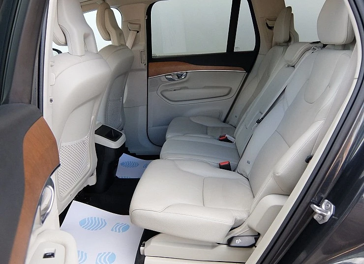 VOLVO XC90 B5 Diesel 235 cv AWD 4x4 AUTO -7 plazas MOMENTUM PRO + TECHO + BOLA ELÉCT