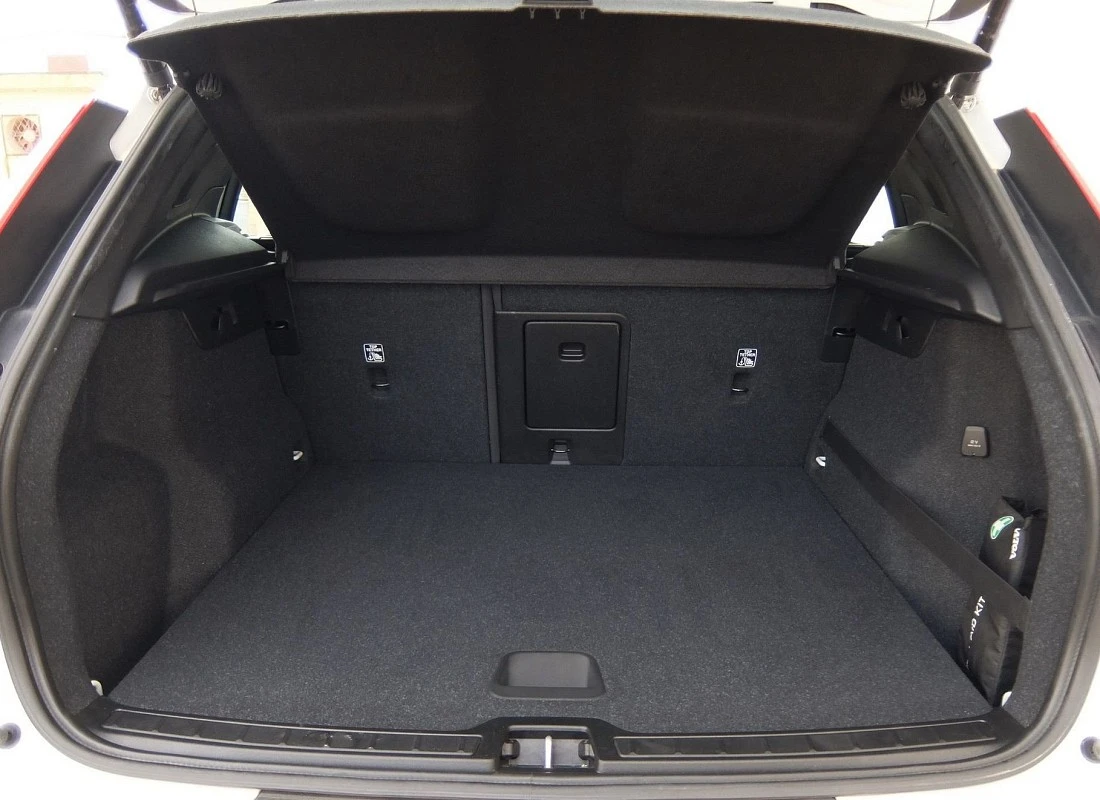 VOLVO XC40 T4 2.0 190 cv GEARTRONIC- AUTO -MOMENTUM-
