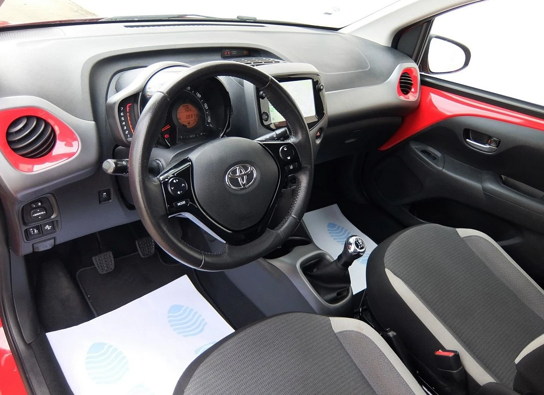 TOYOTA AYGO 10 70 -X-PLAY- 5 puertas