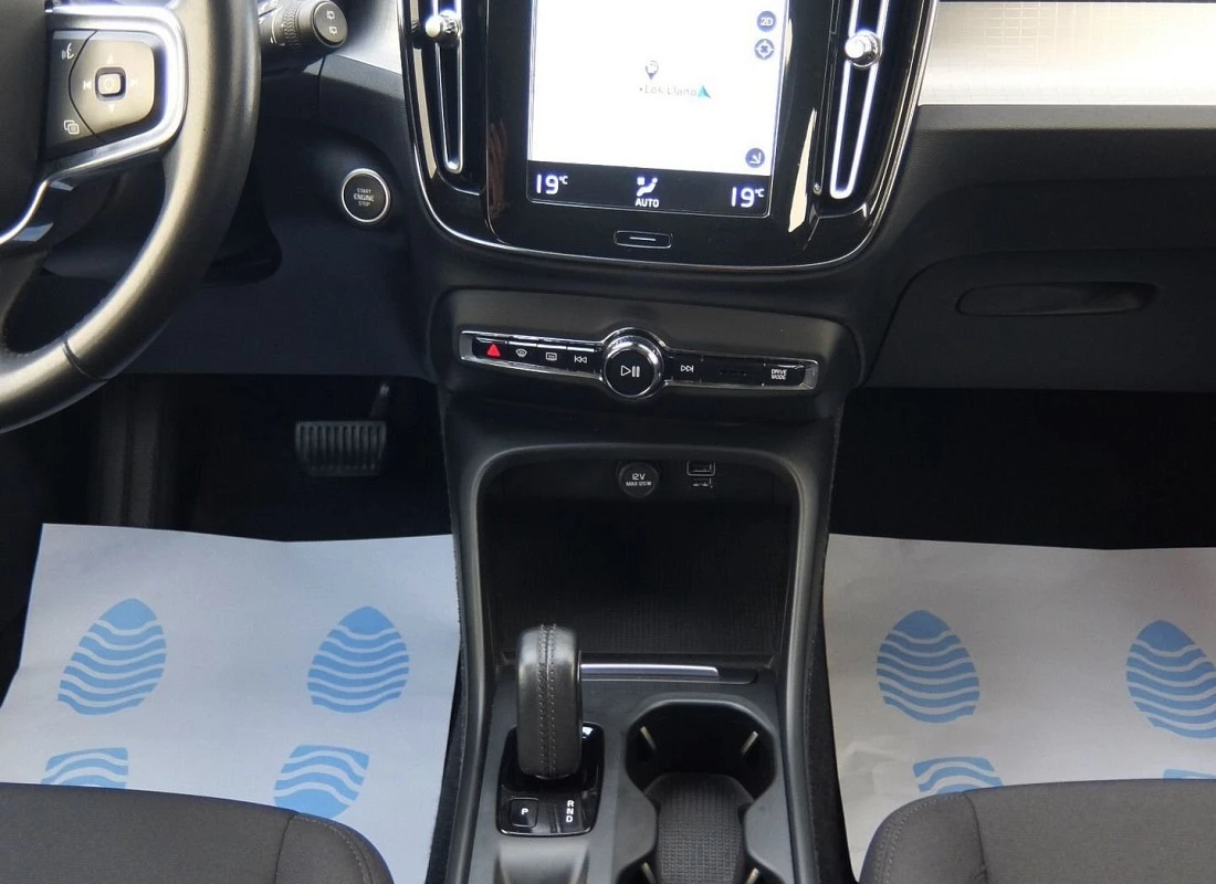 VOLVO XC40 T3 163 cv AUTO Momentum PRO