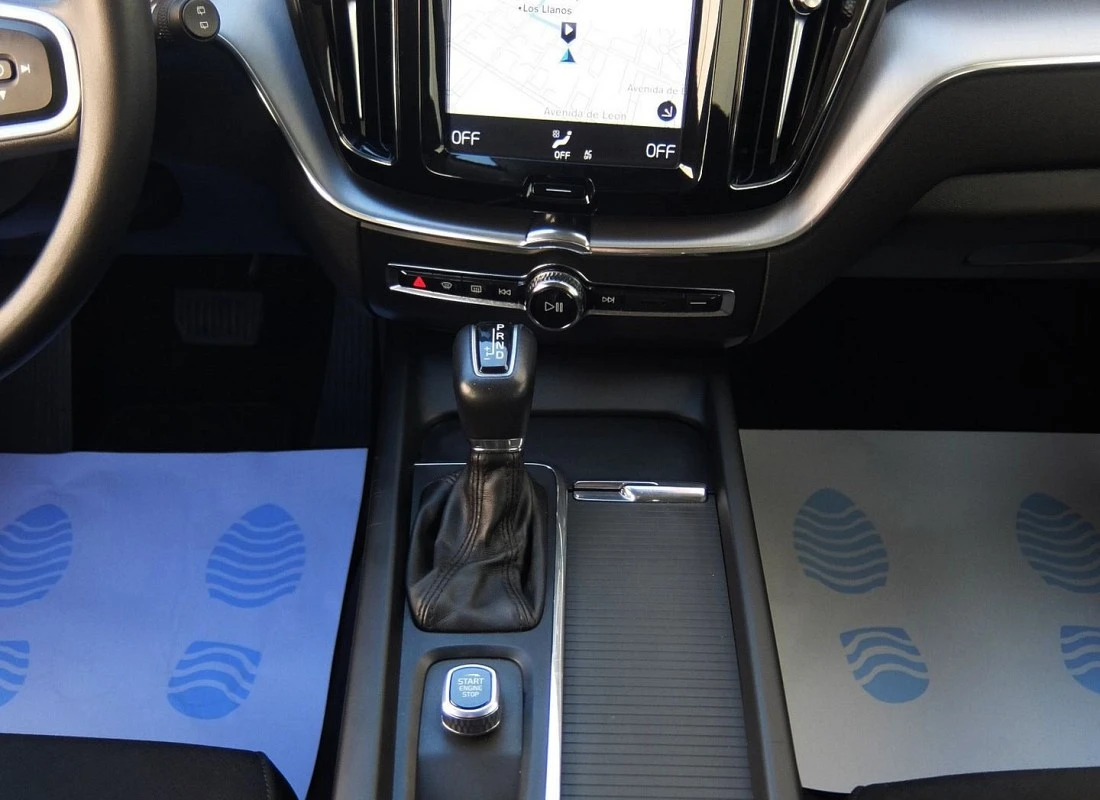 VOLVO XC60 D4 190 cv AUTO -MOMENTUM-