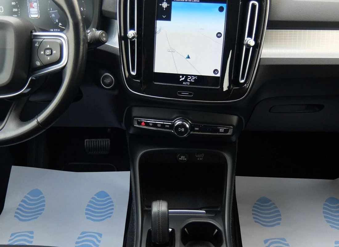 VOLVO XC40 T4 2.0 190 cv GEARTRONIC- AUTO -MOMENTUM-