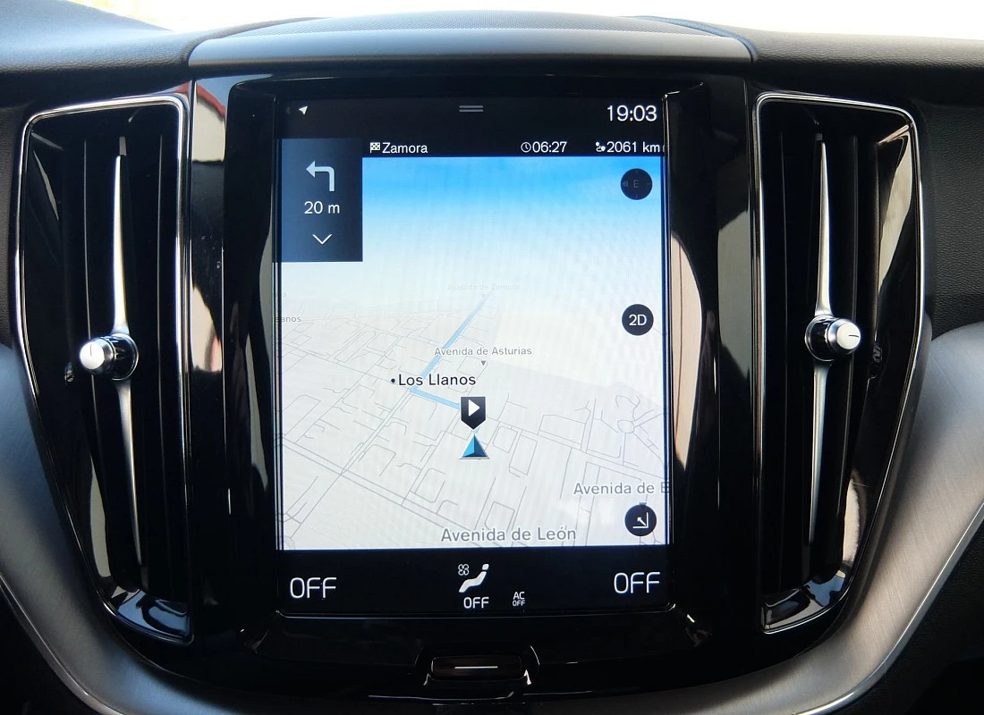 VOLVO XC60 D4 190 cv AUTO -MOMENTUM-